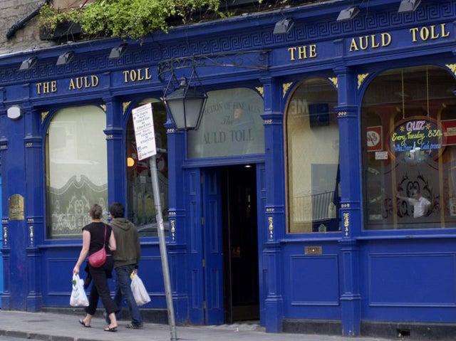 The Auld Toll at Tollcross had a traditional interior filled with old pictures, mirrors and some classic, if rather worn, pub furniture. Today it's The Blackbird - a decidedly more modern affair.